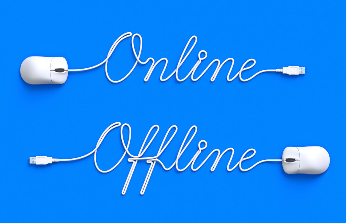 Le fil du souris qui forme les mots Online & Offline